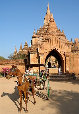 Horse-drawn carriage in front of the Sulamani Pagoda in Bagan