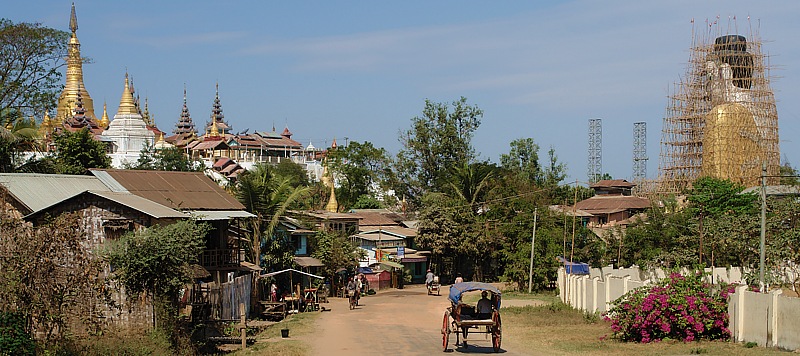 Blick vom Klosterberg auf die Shwe San Daw Pagode in Pyay