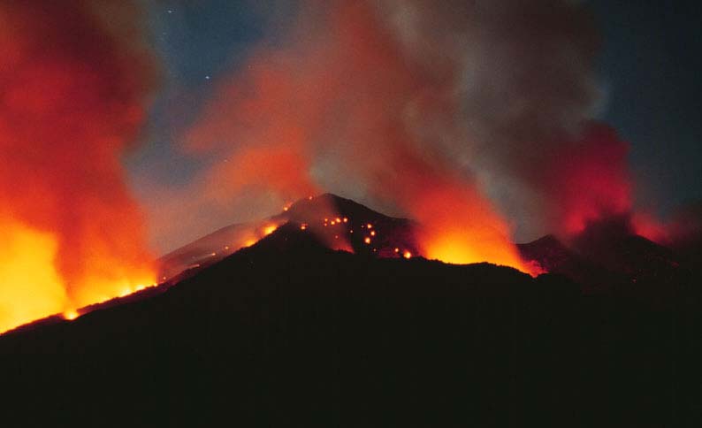 Heavy explosion at the summit of Stromboli
