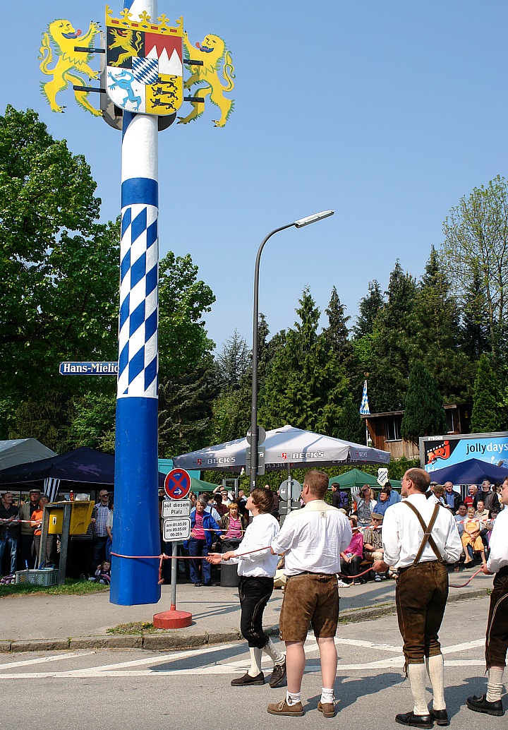 Maypole festival in Munich Untergiesing