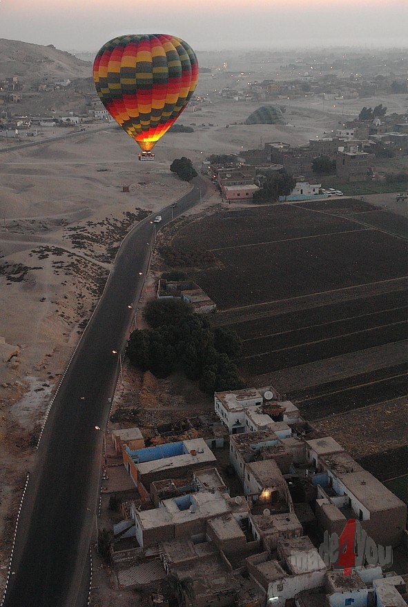 Hot Air Ballooning above Theben