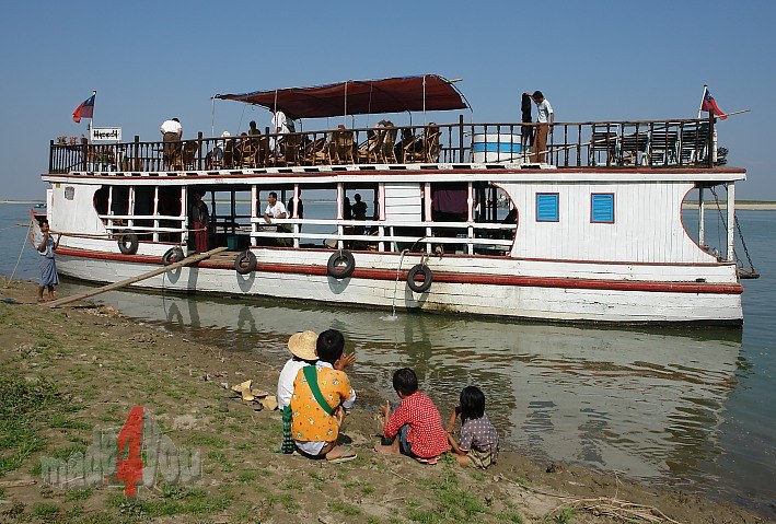 Ship on the Ayeyarwady river to Mingun