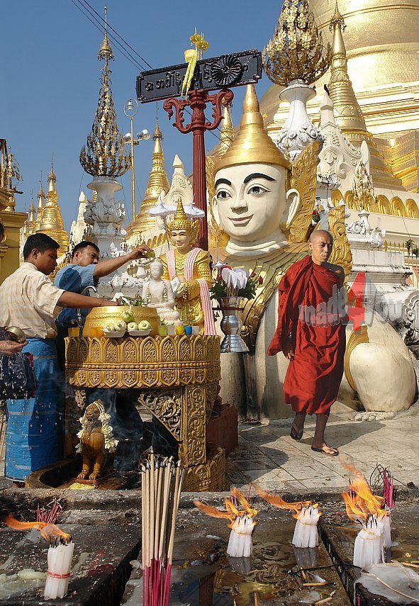 Opferzeremonie in der Shwedagon Pagode