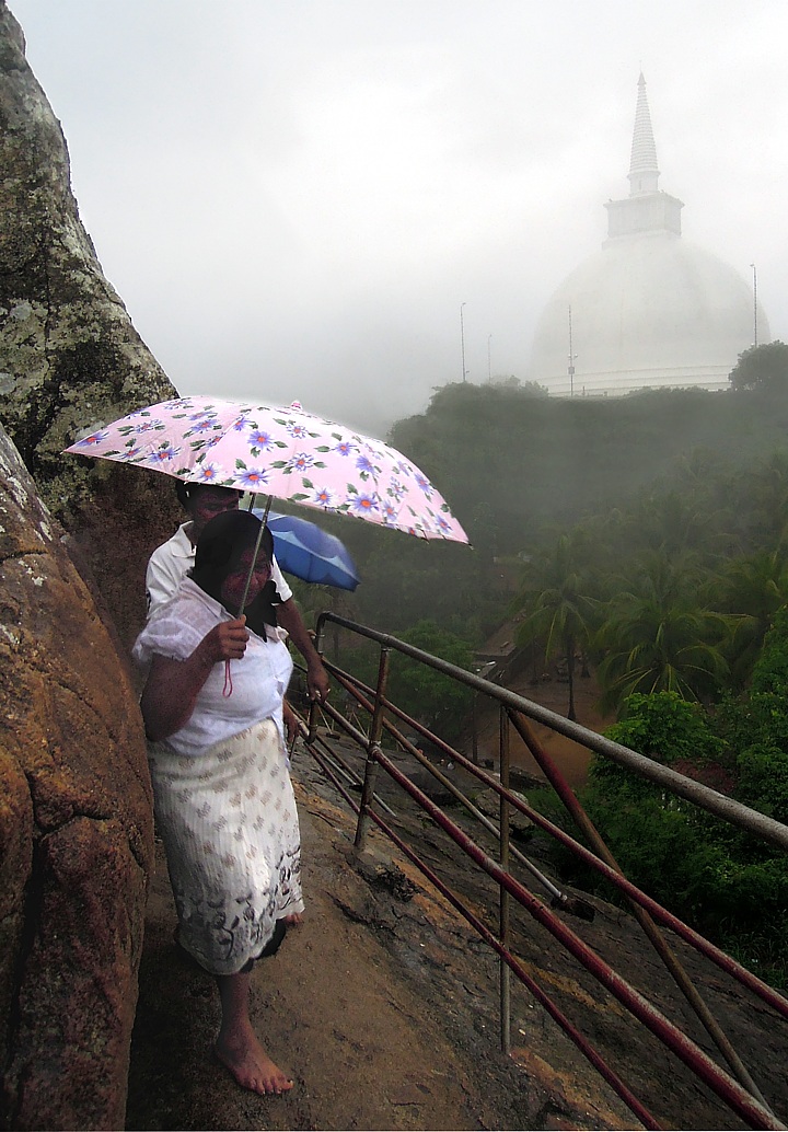 Ceylonese pilgrims at heavy rain in Minhitale