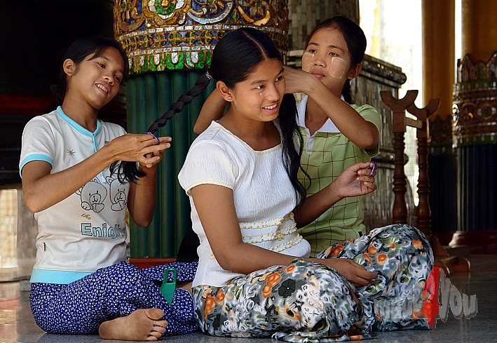 Lovely young girls at makeup in Shwedagon Pagoda