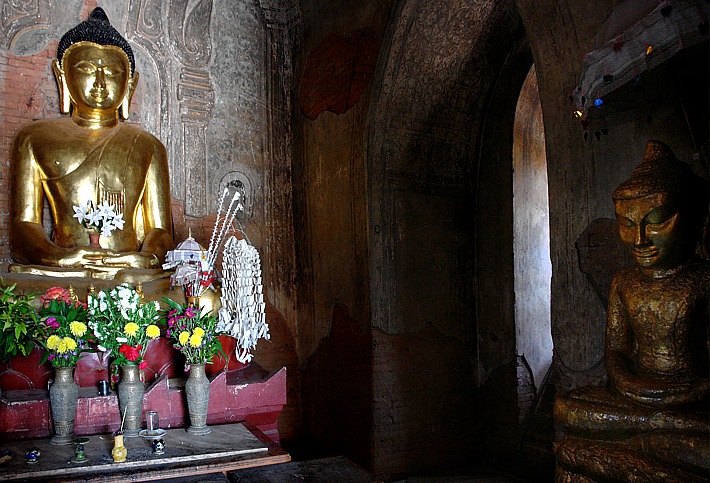 Buddhas inside Dhamma-Ya-Zi-Ka Pagoda