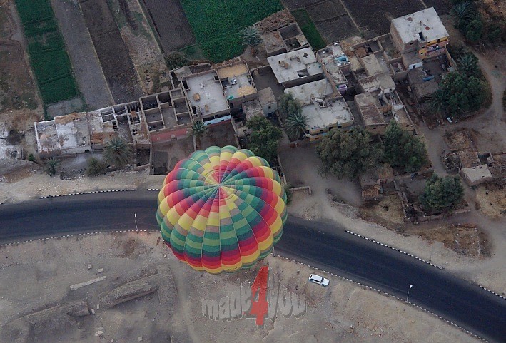 Balloon ride over ancient Theben