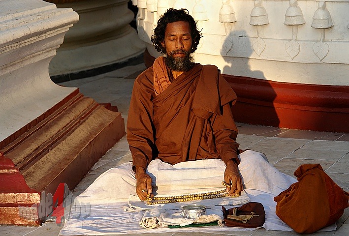 Meditation in der Shwedagon Pagode