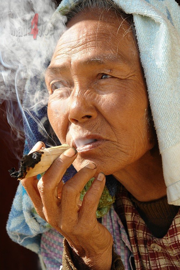 Cherrots rauchend Dame