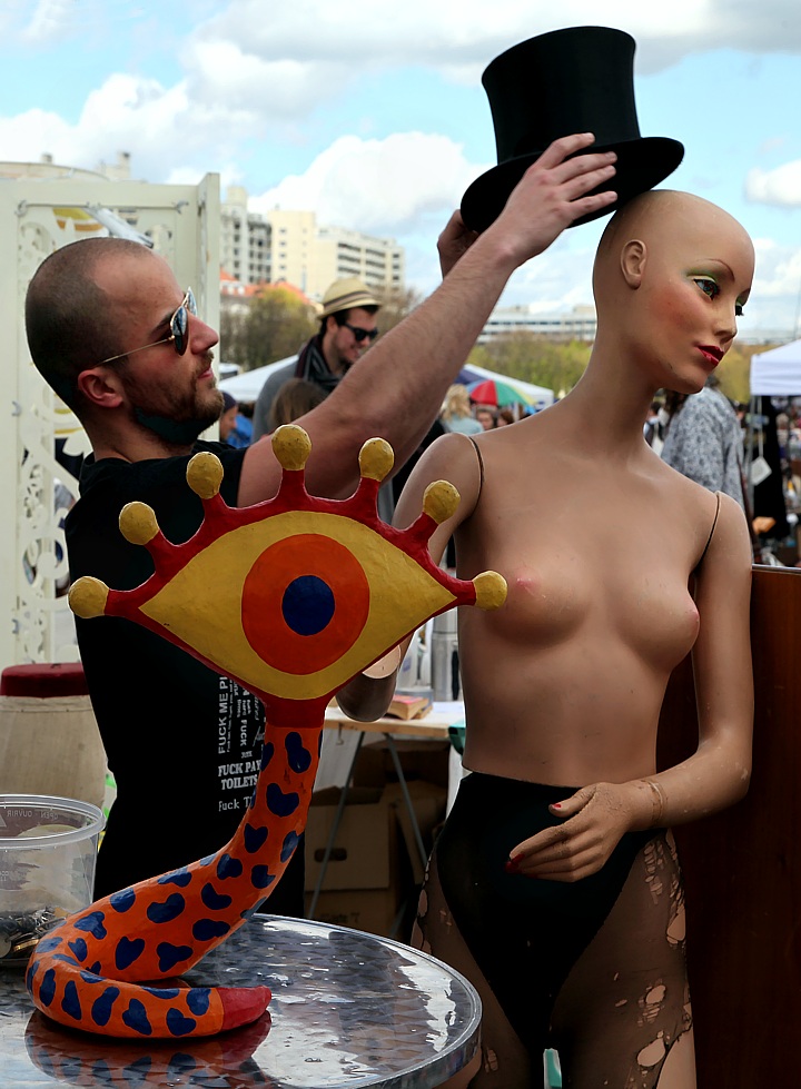 Sexy Fleamarket puppet at Springfestival
