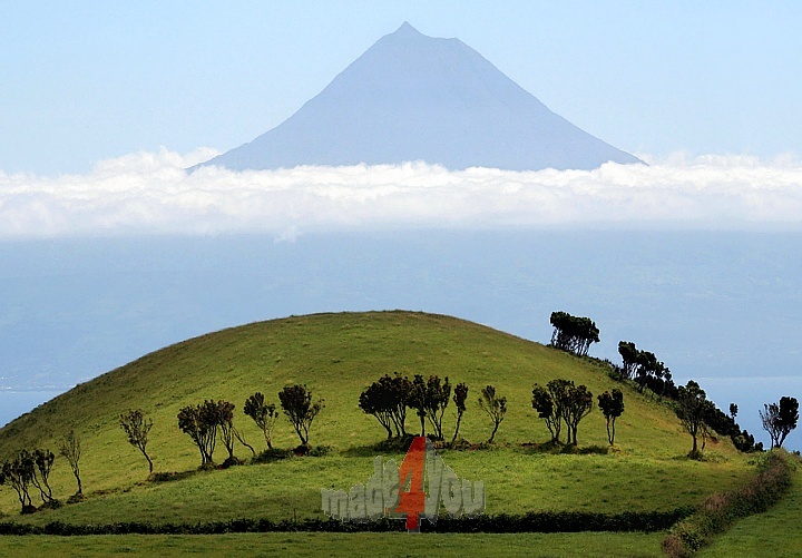 Blick von Faial auf den Vulkan Pico