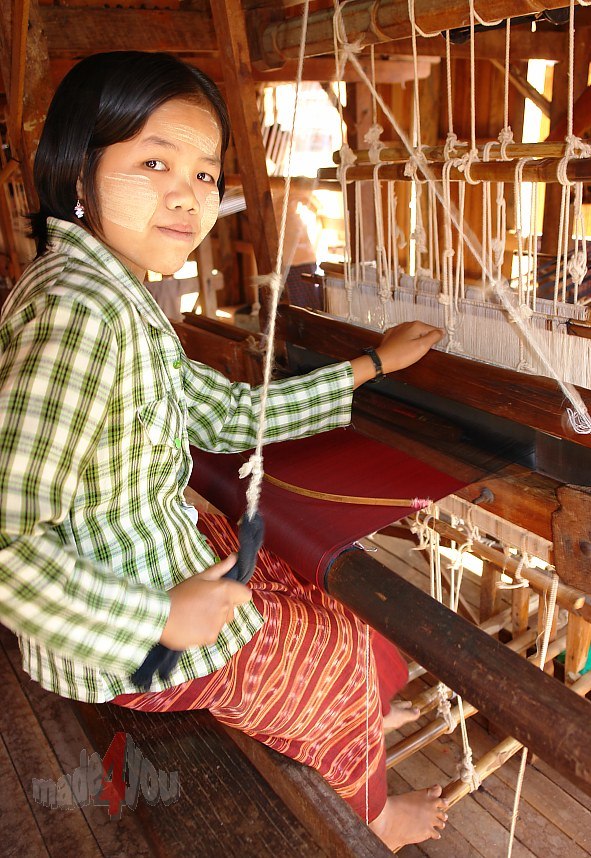 Junge Burmesin am Webstuhl