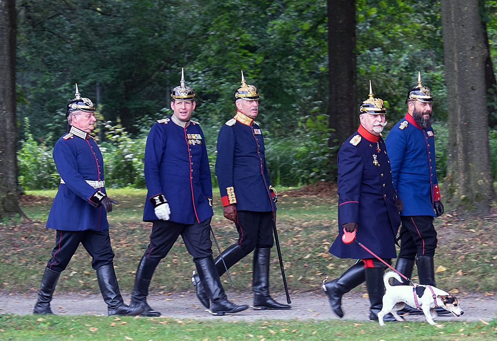 Historische Uniformen mit Jack Russell Terrier