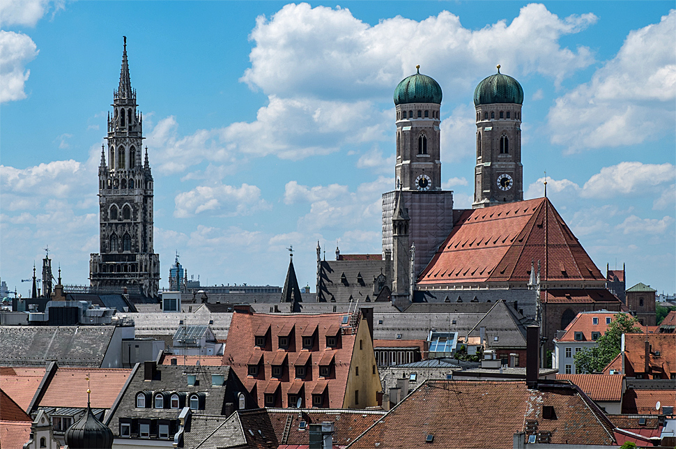 Blick von der Dachterrasse des Mandarin Hotel auf Rathaus und Frauenkirche