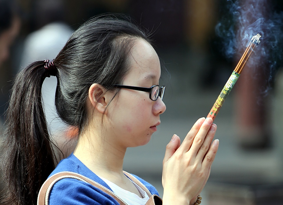 Meditation with incense sticks im Longhua Temple
