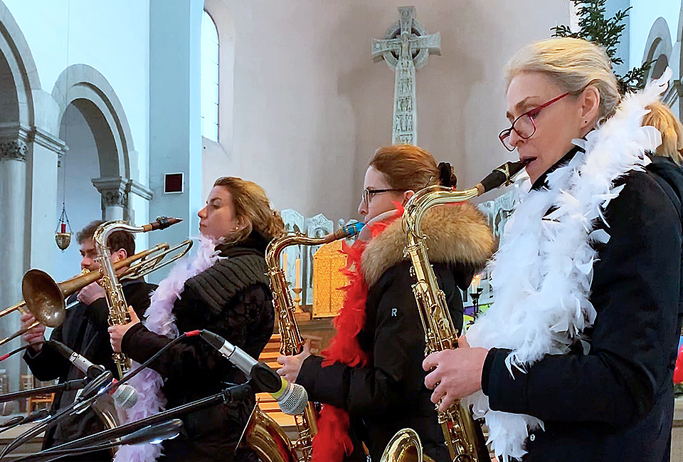 Saxophon Spielerinnen am Altar der St.Maximilian Kirche