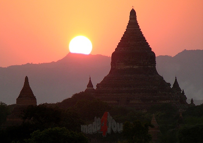 Sunset at the Shwe San Daw Pagoda