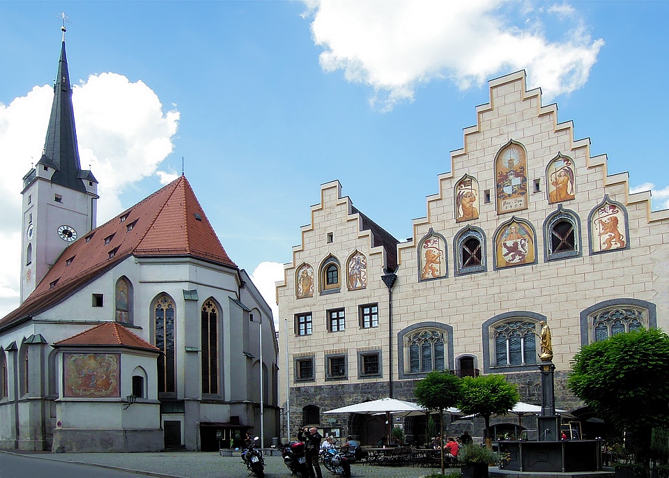Rathaus und historische Rathaussule in Wasserburg am Inn