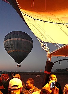 The Sisterballoon of Sindbad Balloons takes off