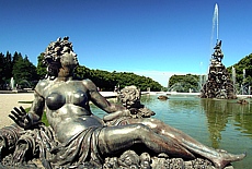 Sexy Bronzestatuen im Schlosspark von Herrenchiemsee