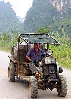 Chinesischer Traktor in Yangshuo