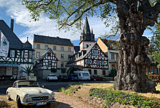 Oldtimer Mercedes 190SL in front of Hotel Schwan
