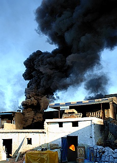 Dicke Rauchschwaden ber der Tpferei in Fez
