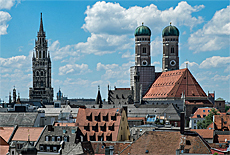Blick von der Dachterrasse des Mandarin Hotel auf Rathaus und Frauenkirche