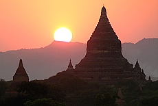 Sunset at the Shwe San Daw Pagoda