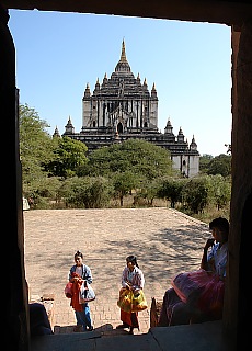 View from Nat-Hlaung-Kyaung onto That-byin-nyu Temple