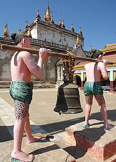 Bell porter in Hotpants in the court of Manuha Temple