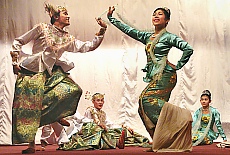 Burmese dance in Karaweik Hotel