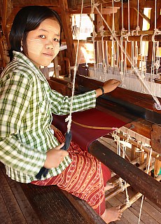 Junge Burmesin am Webstuhl