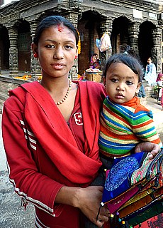 Tradeswoman with daughter in Bhaktapur