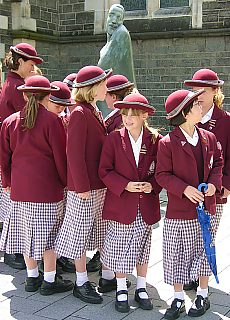 Schuelerinnen mit Uniform in Christchurch
