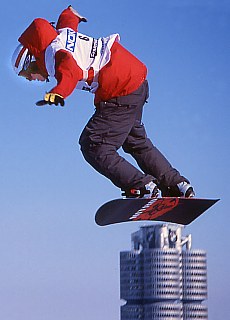 Snowboard Freestyle WM in front of BMW Zylinder