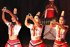 Kandy dancing girls