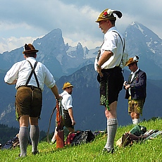 Berchtesgadener Bllerschtzen in Lederhosen am Watzmann